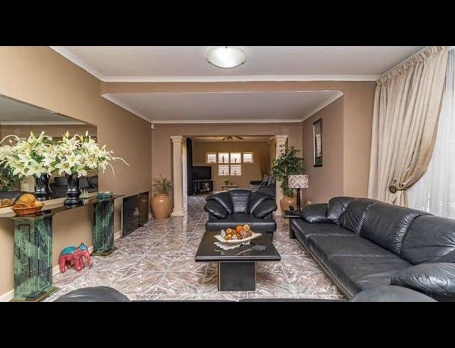 3 BEDROOM HOUSE FOR SALE IN BONAERO PARK